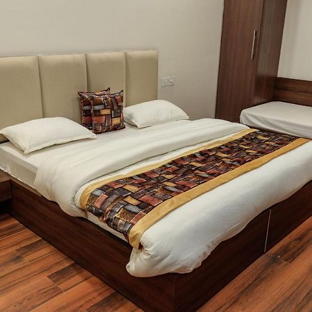 De Manora Homes - Unpretentious Hotel With A Garden , Posh Area Ranjit Avenue Amritsar Exteriör bild