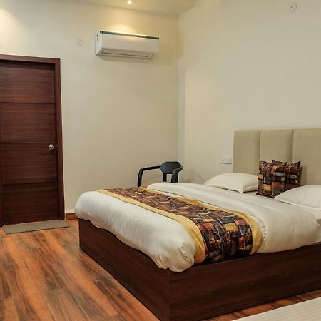 De Manora Homes - Unpretentious Hotel With A Garden , Posh Area Ranjit Avenue Amritsar Exteriör bild