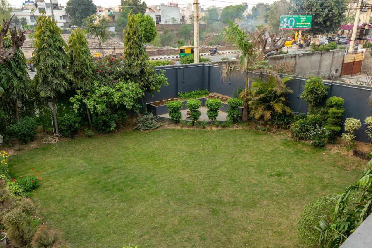 De Manora Homes - Unpretentious Hotel With A Garden , Posh Area Ranjit Avenue Amritsar Exteriör bild