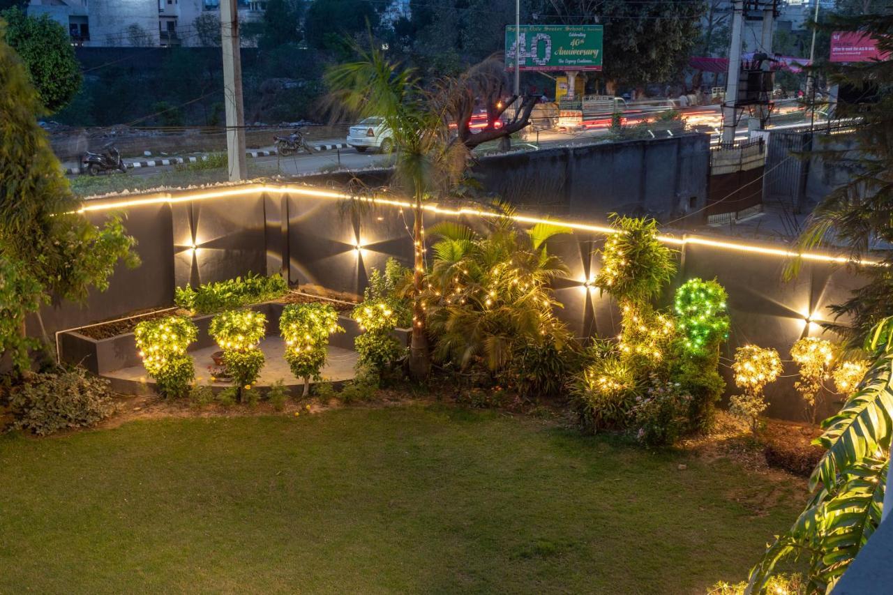 De Manora Homes - Unpretentious Hotel With A Garden , Posh Area Ranjit Avenue Amritsar Exteriör bild