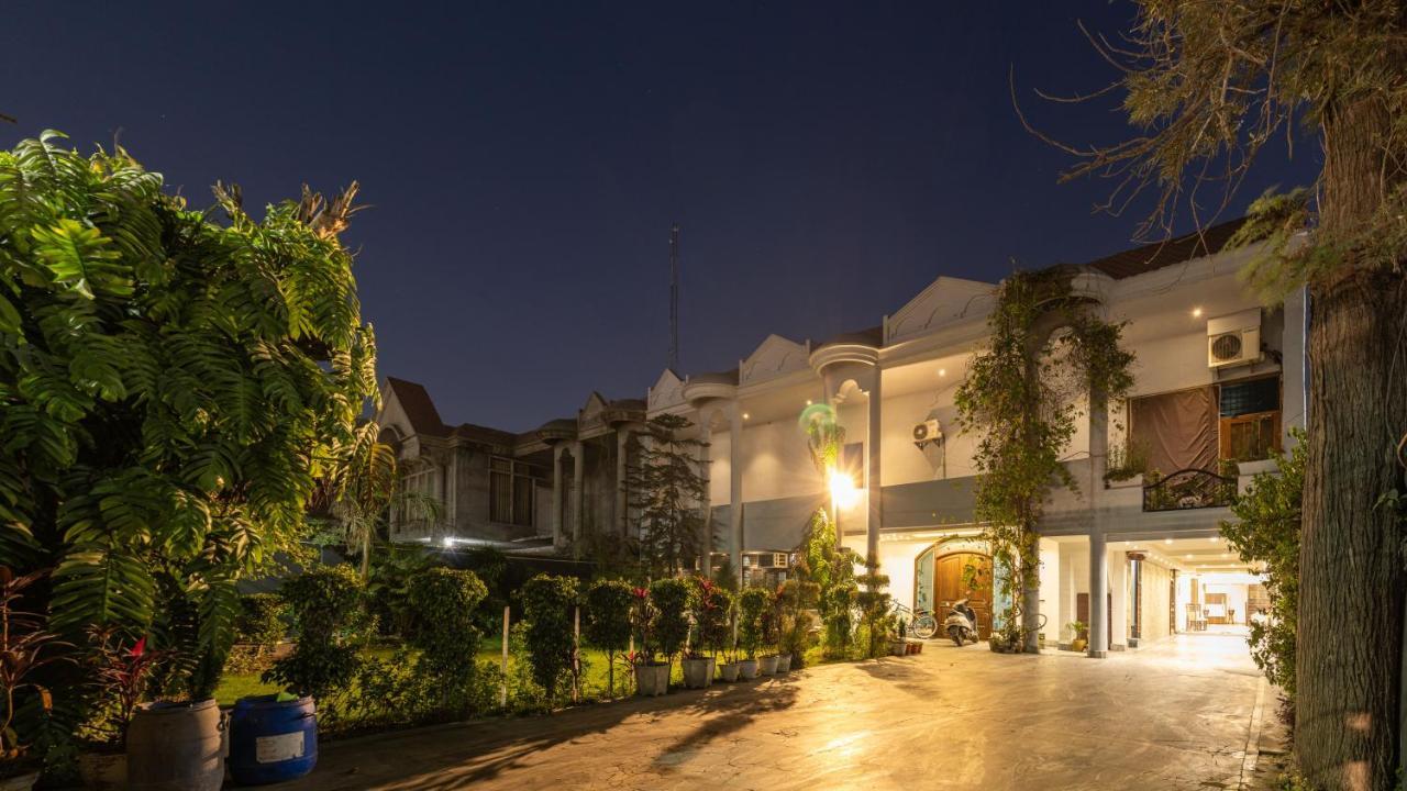 De Manora Homes - Unpretentious Hotel With A Garden , Posh Area Ranjit Avenue Amritsar Exteriör bild