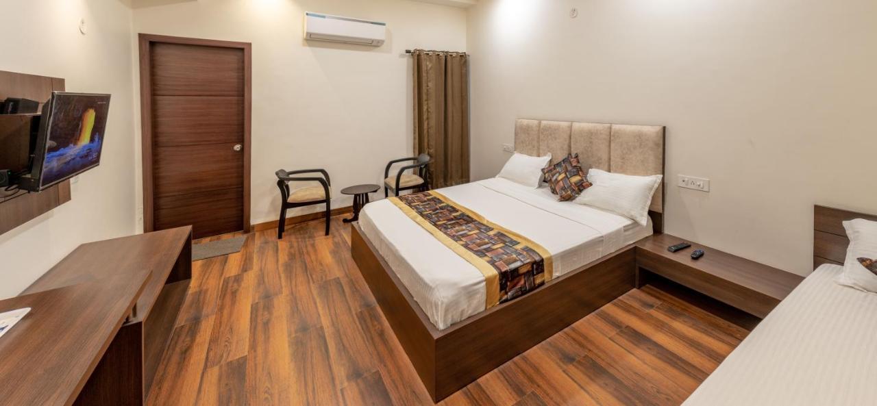 De Manora Homes - Unpretentious Hotel With A Garden , Posh Area Ranjit Avenue Amritsar Exteriör bild