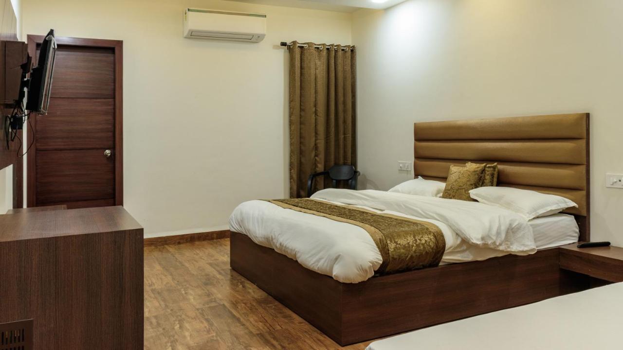 De Manora Homes - Unpretentious Hotel With A Garden , Posh Area Ranjit Avenue Amritsar Rum bild