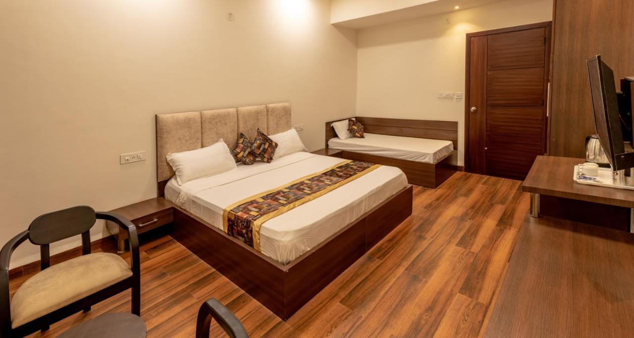 De Manora Homes - Unpretentious Hotel With A Garden , Posh Area Ranjit Avenue Amritsar Rum bild