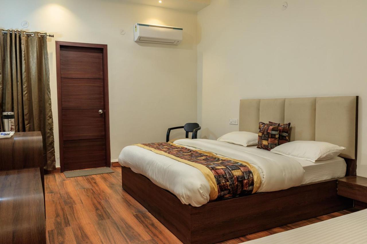 De Manora Homes - Unpretentious Hotel With A Garden , Posh Area Ranjit Avenue Amritsar Exteriör bild